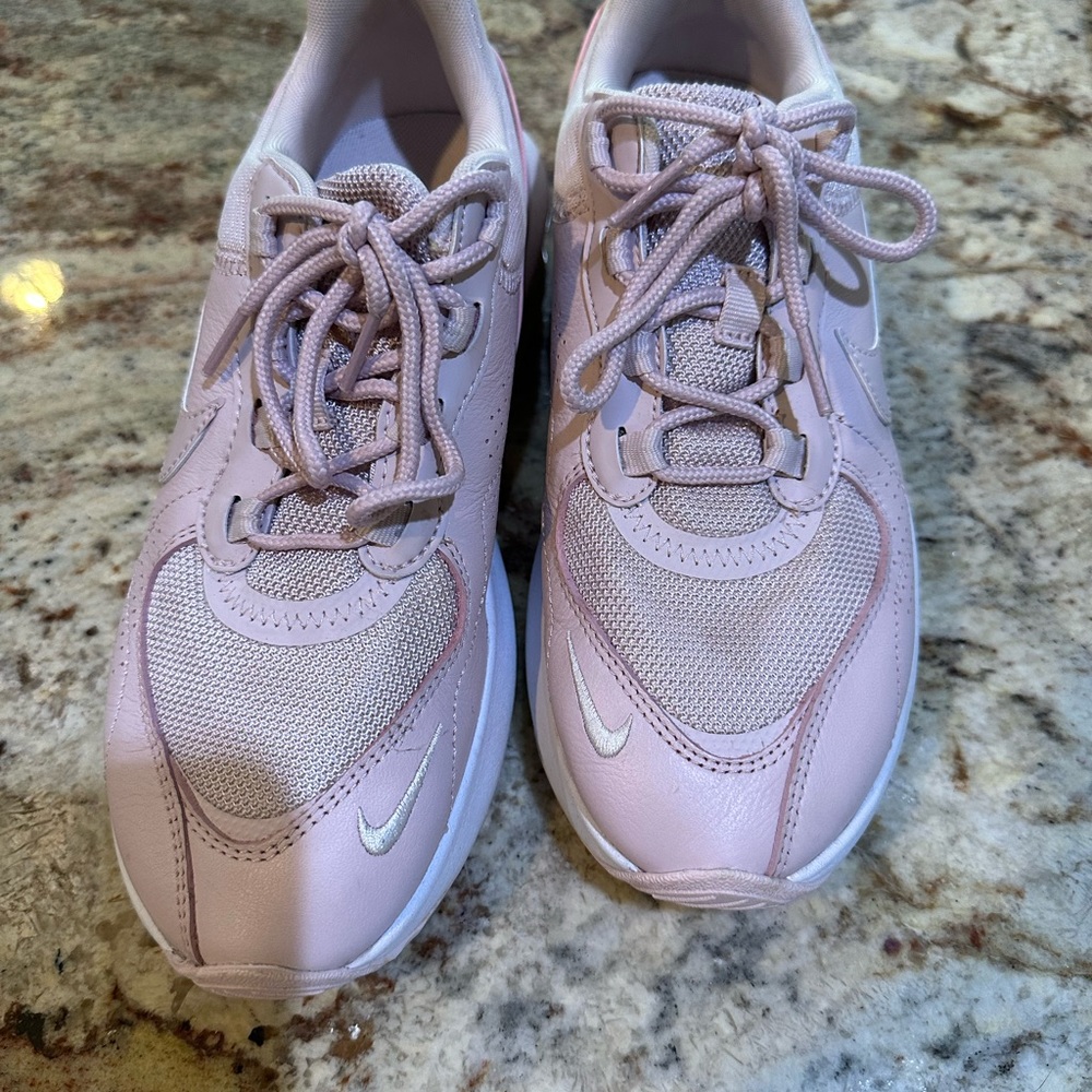 Nike like new size 7 - Picture 3 of 5